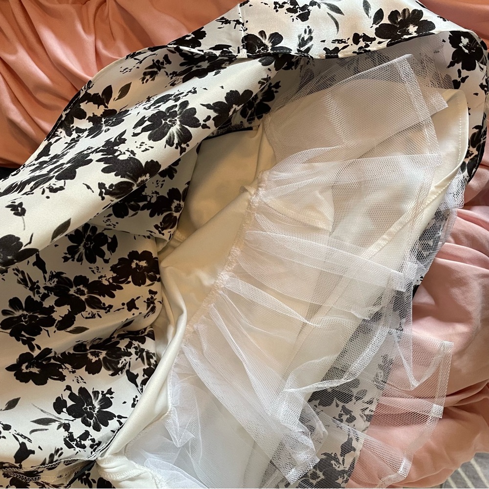 Women’s size one black and white floral mini dress - Picture 8 of 8
